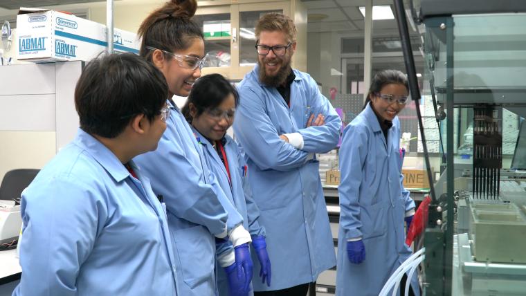 Joel Tarning and colleagues in a lab