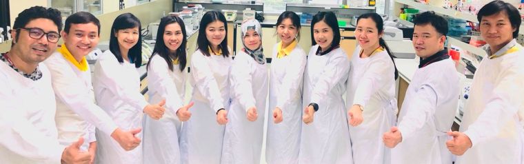 Molecular Malaria Lab members in a semi-circle doing thumbs up.